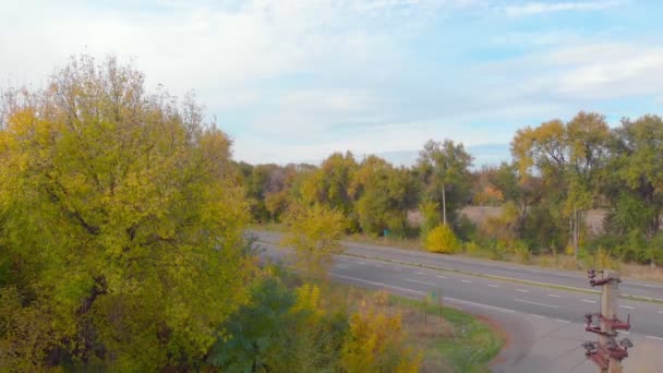 자동차가 다니는 시골 도로 — 비디오