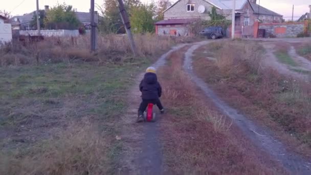 Niño en bicicleta de equilibrio — Vídeos de Stock