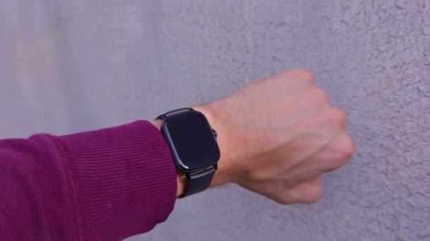 Mężczyzna zegarki czas na inteligentny zegarek — Wideo stockowe