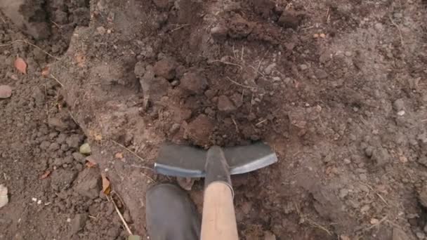 Excavación de tierra sólida en cámara lenta — Vídeo de stock