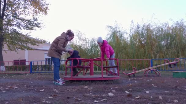 Mãe com filhos no parque infantil — Vídeo de Stock