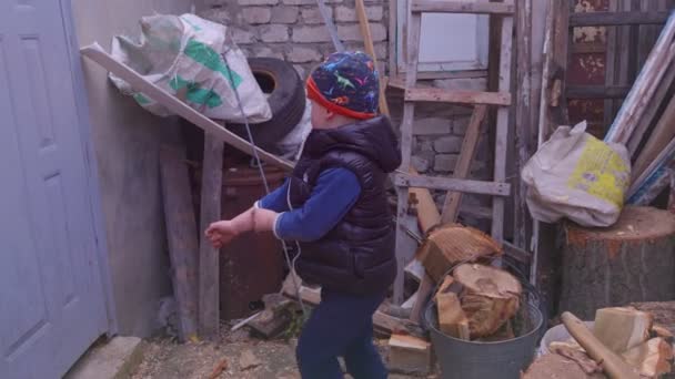 Jongen op zoek naar uitweg — Stockvideo