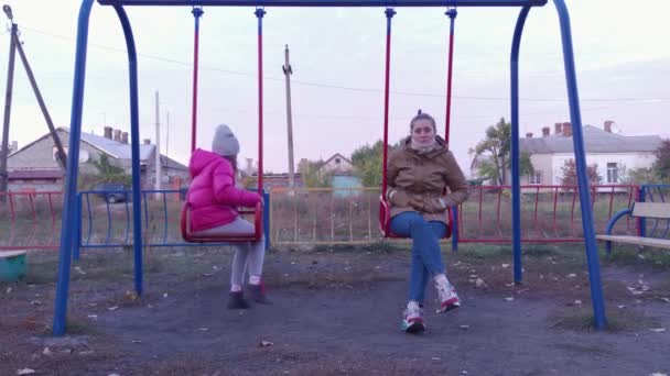 Mujer y chica en un columpio — Vídeo de stock