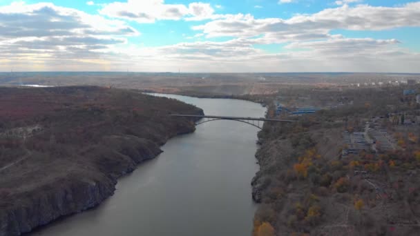 Облачно-Речной мост — стоковое видео