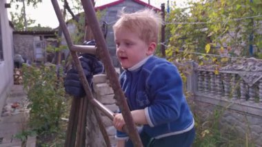 Çocuk merdivene tırmanır.