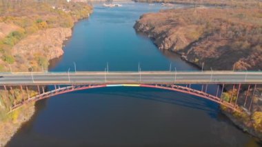 Nehrin üzerindeki yol köprüsü