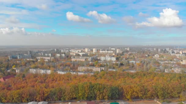 Paisaje urbano de otoño aéreo — Vídeo de stock