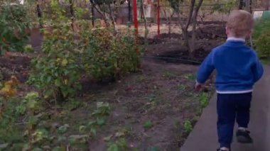 Arka bahçede koşan çocuk