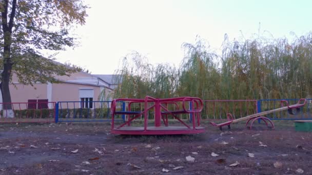 Пустая детская площадка под открытым небом — стоковое видео