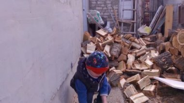 Arka bahçede oynayan çocuk.