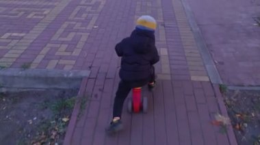 Bisikletle Hızlı Süren Çocuk