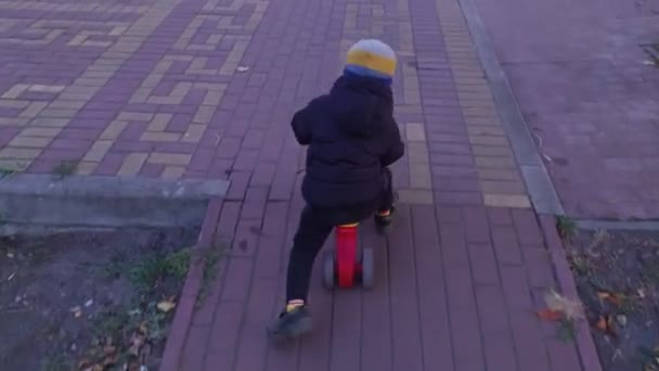 Мальчик едет быстро — стоковое видео