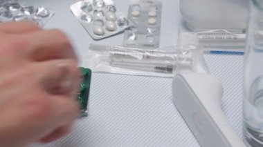 Hap arayan adam. Yakın çekim.