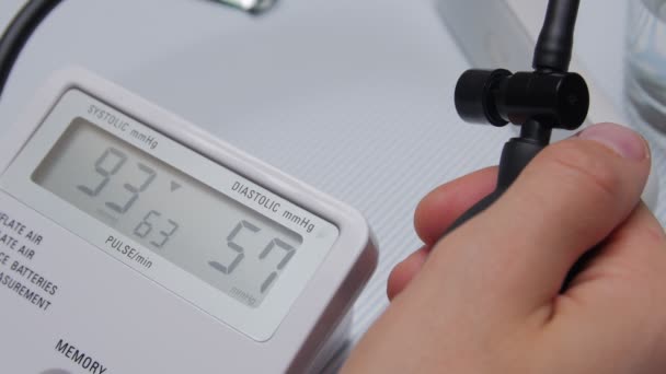 Tonómetro de presión arterial — Vídeo de stock