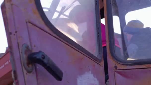 Çocuklar Traktörde Oynuyor — Stok video
