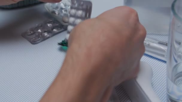 Un hombre tomando una píldora — Vídeos de Stock