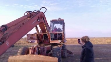 Anne ile Traktördeki Çocuklar