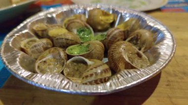 Soslu kızarmış salyangoz.