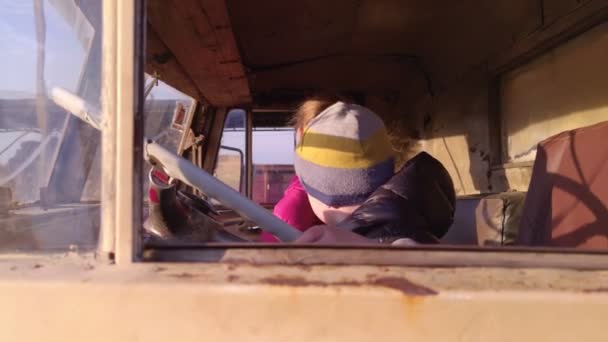 Дети в кабине грузовика — стоковое видео