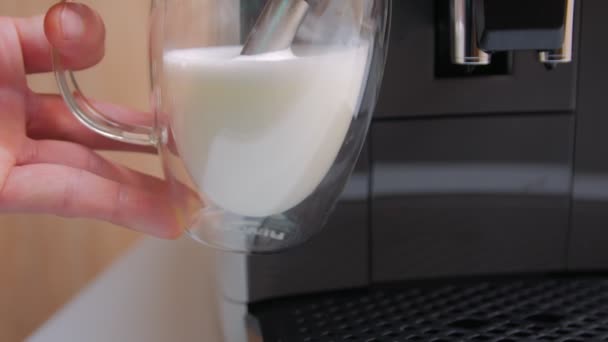 Macchina del caffè del latte schiumogeno — Video Stock