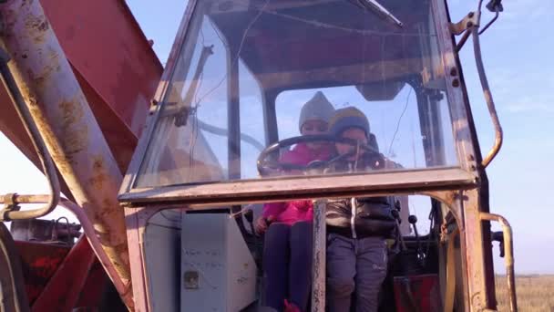 Дети в тракторе медленное движение — стоковое видео