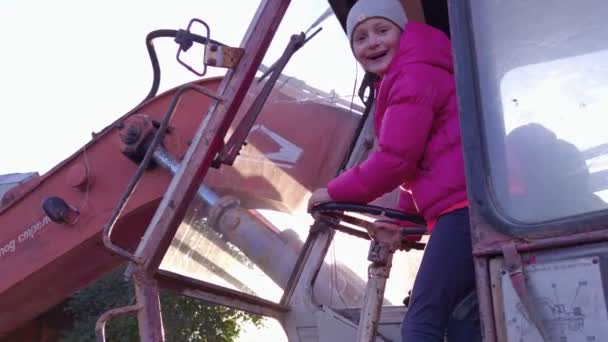 Niños jugando en el tractor de cámara lenta — Vídeo de stock