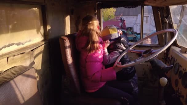 Kinderen in oude vrachtwagen — Stockvideo