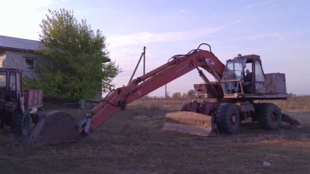 Alter landwirtschaftlicher Traktor — Stockvideo