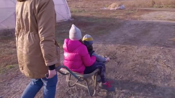 Donna con bambini in una carriola — Video Stock