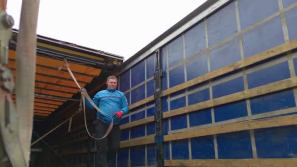 Закрытие крыши трейлера — стоковое видео