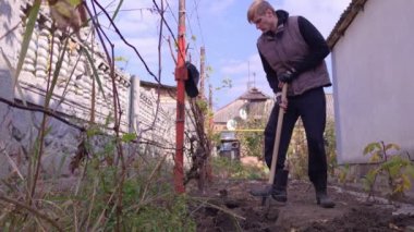 Bahçede Çalışan Adam ve Çocuk