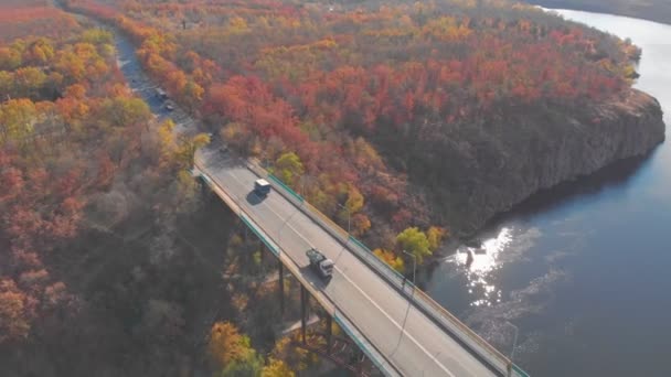 Vrachtwagen met aanhangwagen op de brug — Stockvideo