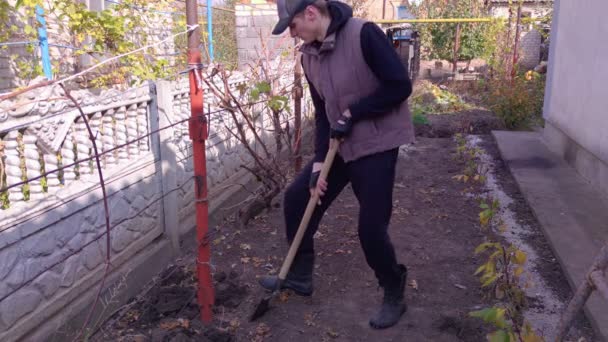 Man Digging Ground In The Garden — Stok Video