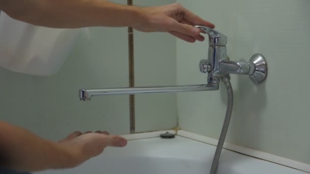 Nessun primo piano dell'acqua del rubinetto — Video Stock
