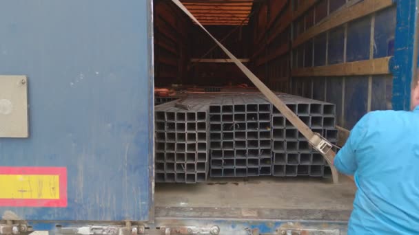 Werknemer sluit een wagonaanhangwagen — Stockvideo