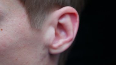 Adam başını kameraya çeviriyor.