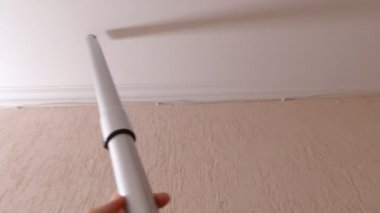 Tavanı temizliyorum.