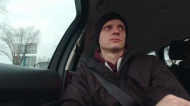 Arabadaki Genç Adam Yavaş Hareket