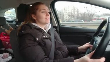 Arabada Şarkı Söyleyen Kızlı Kadın