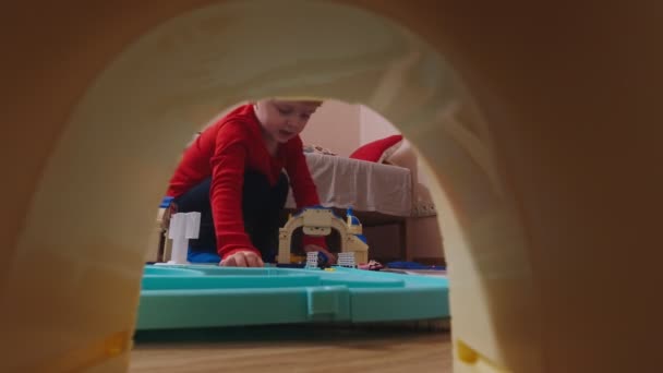 El chico está jugando con juguetes — Vídeos de Stock