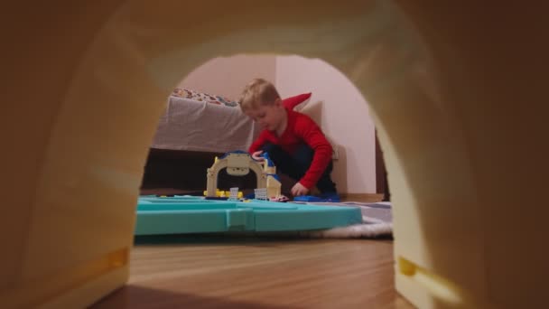Хлопчик грає автомобільні іграшки — стокове відео