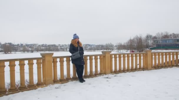 Een vrouw staande in een Winter Street — Stockvideo