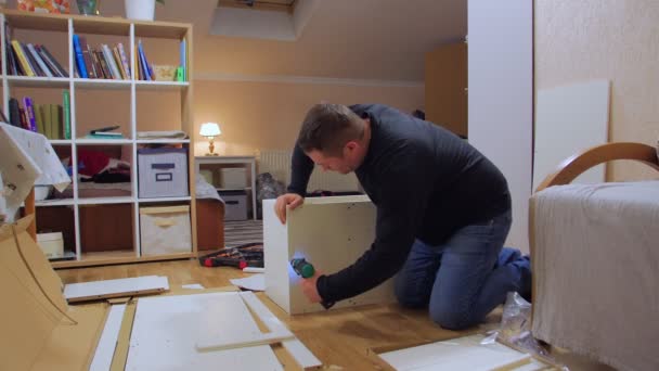 Tornavidalı Adam Mobilyaları Birleştir — Stok video