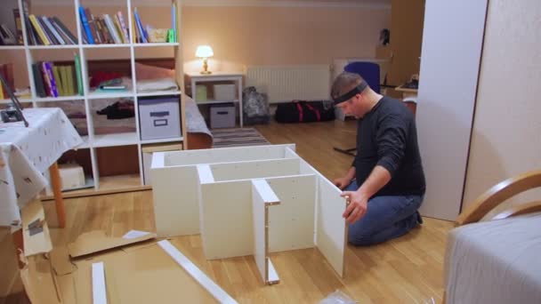 Arbetare med kamera monterar möbler — Stockvideo