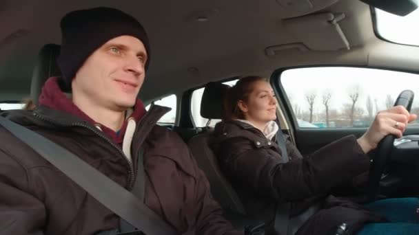 Happy Man And Woman Singing In Car — Stock videók