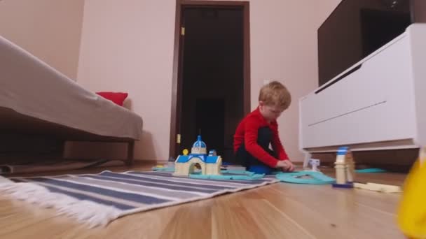 Мальчик и игрушечные машины — стоковое видео