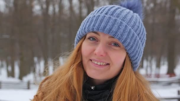 Smiling Woman Winter Outdoors — Stock Video