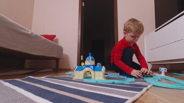 Хлопчик грає з іграшками — стокове відео