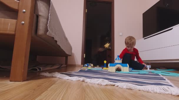 Дети играют дома — стоковое видео