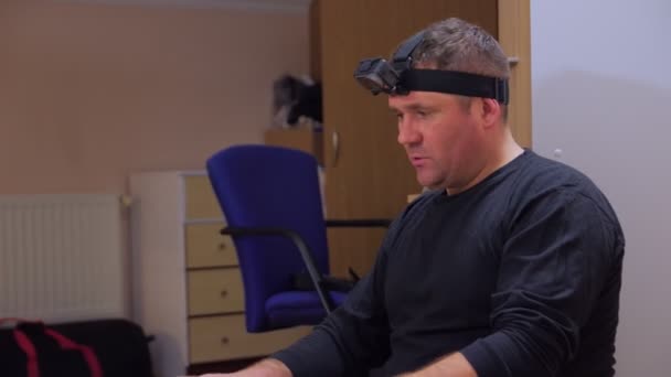 Muž s akční kamerou na hlavě — Stock video